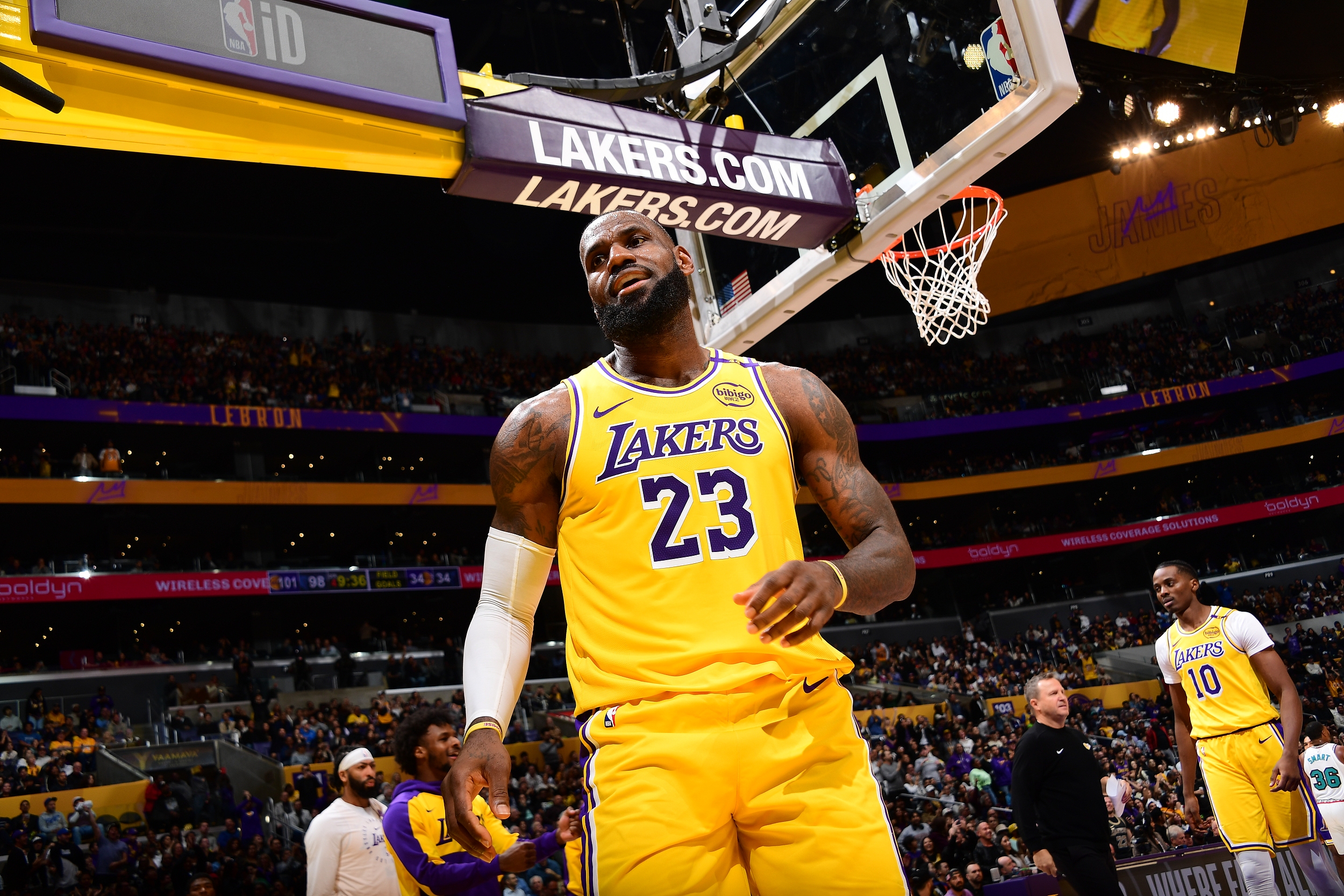 开云-😳詹姆斯吐槽NBA天眼摄像机：这辈子没见过这些玩意