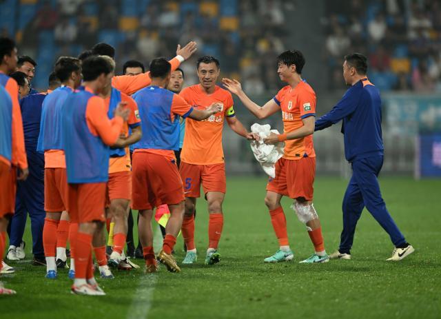 开云体育下载入口-泰山豁出去打也难阻掉队 崔康熙半场动员虎口脱险