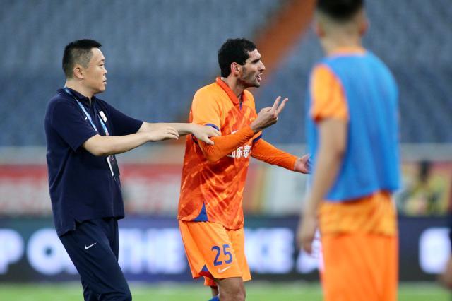 开云体育下载入口-又是费莱尼+主裁王哲 首轮吹泰山因漏点被停哨3场