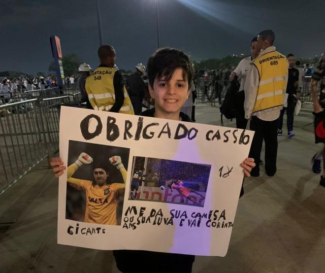 开云体育下载-少年想跟门将要球衣 警察不让他带标语进场 对吗